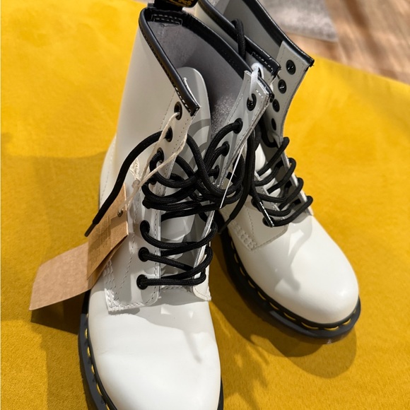 NWT Dr Martens - 8 Eyelet White Boot size us7 - Picture 2 of 6